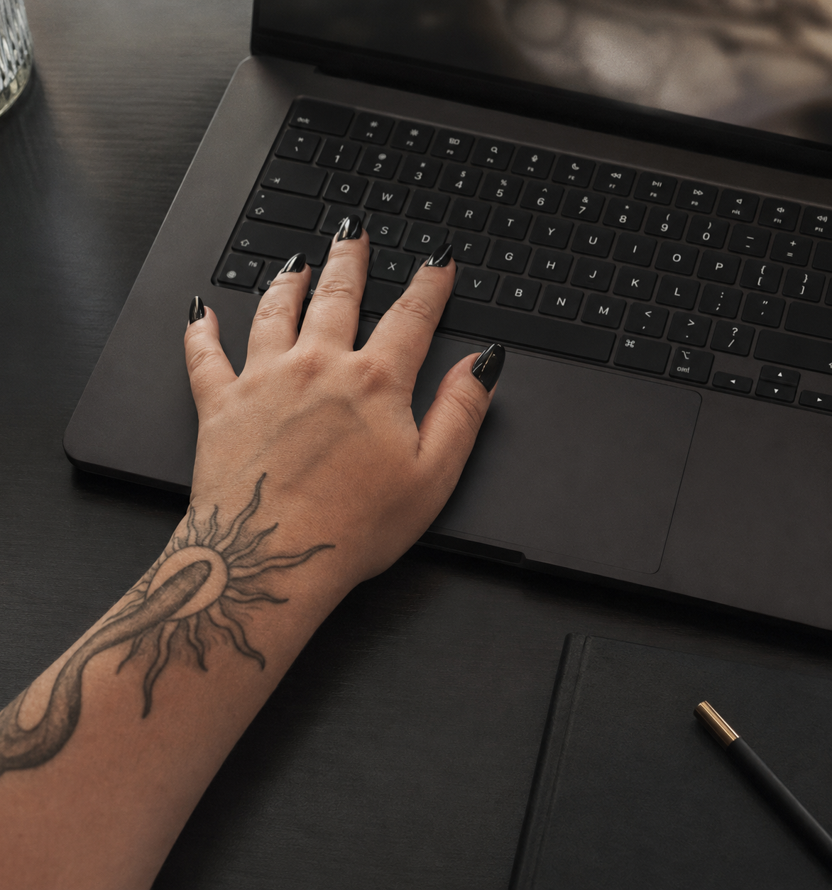 Rad na laptopu u Mavros Agency stilu